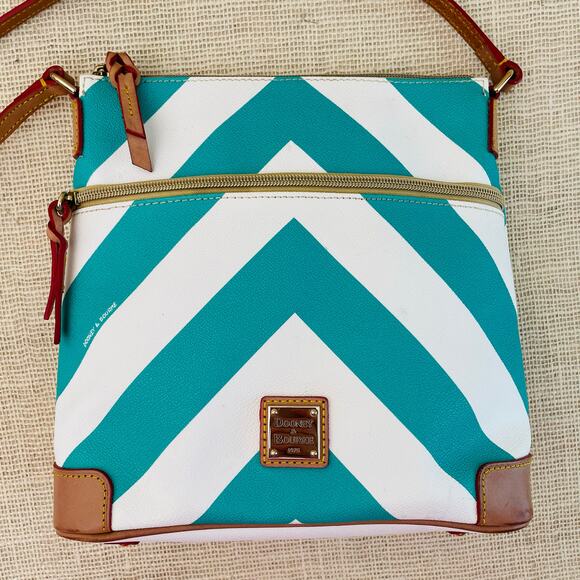 Dooney & Bourke Pebble Grain Crossbody Teal Chevron, Multi Pockets, Exc Cond - Picture 1 of 12